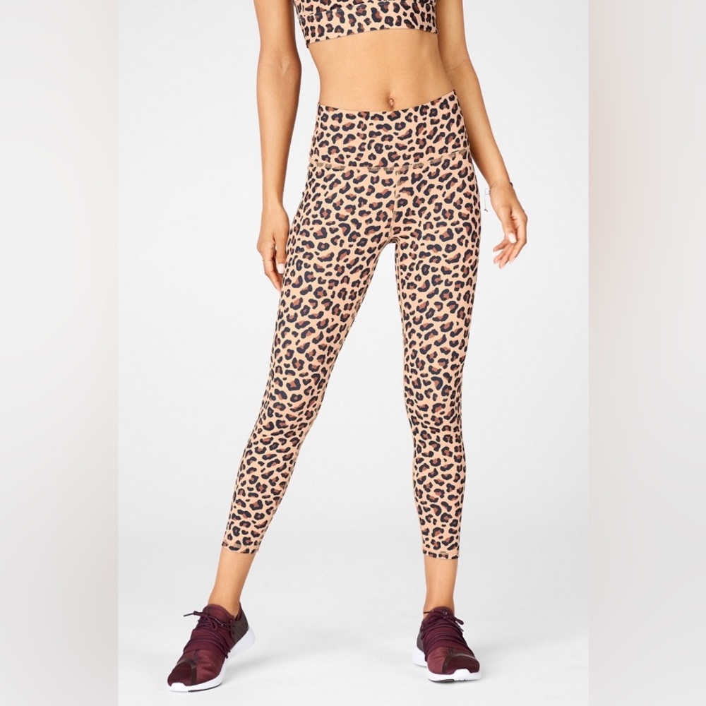 Fabletics On-The-Go Crops - Picture 2 of 7